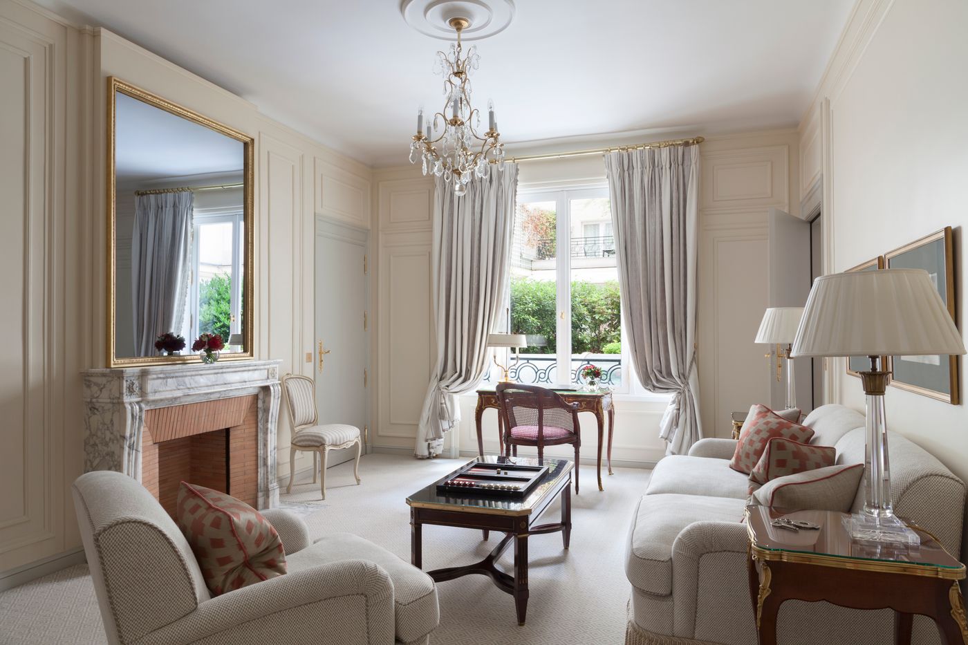 Le-Bristol-Paris-Room-37