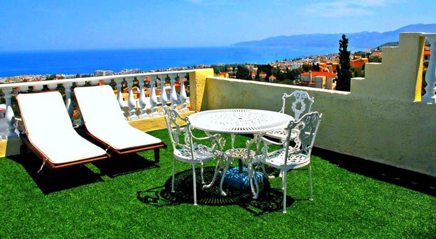 Korifi Suites Art Hotel