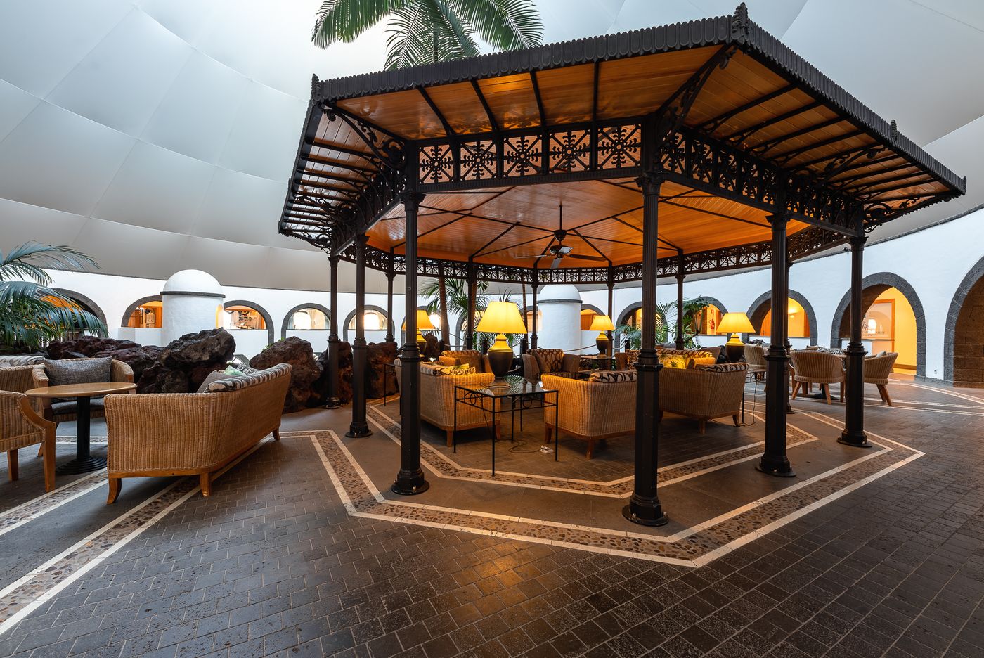 Hotel-LIVVO-Volc--n-Lanzarote-Bar-55