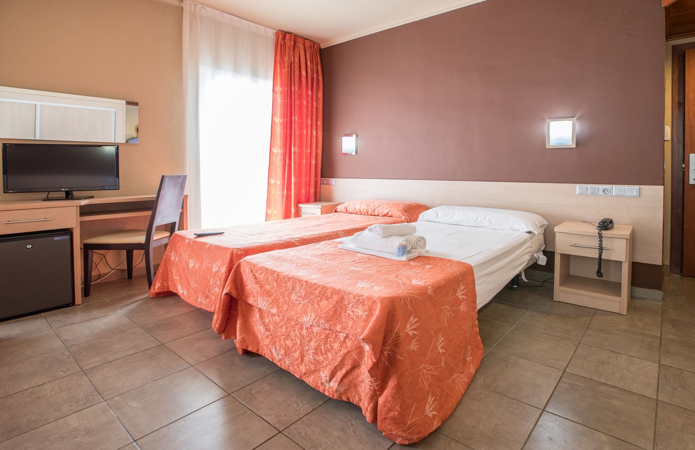 Tossa-Beach---Center-Room-17