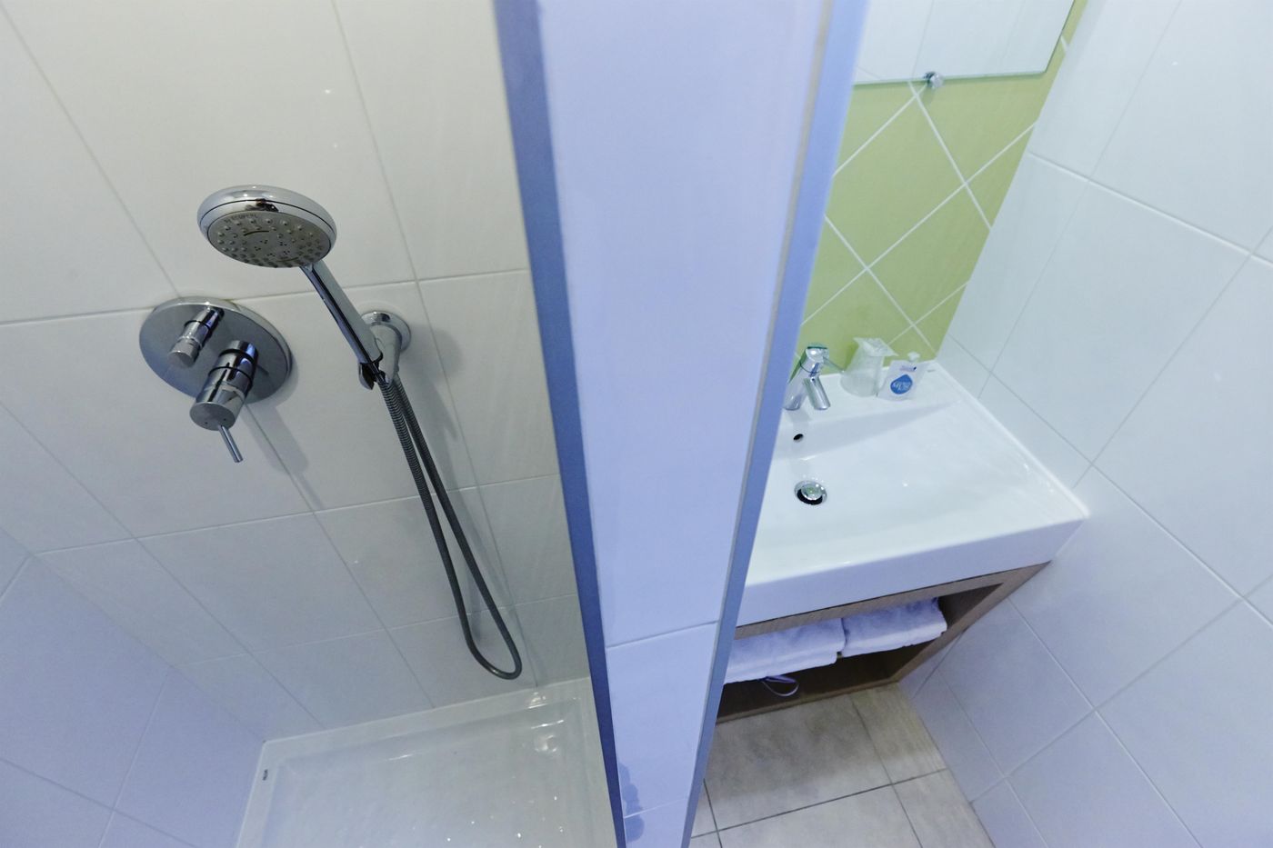 Kyriad-Par----s-10---Canal-Saint-Martin--R----publique-Room-58