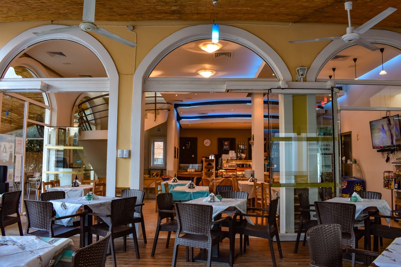 Govino-Bay-Apartments-Restaurant-70