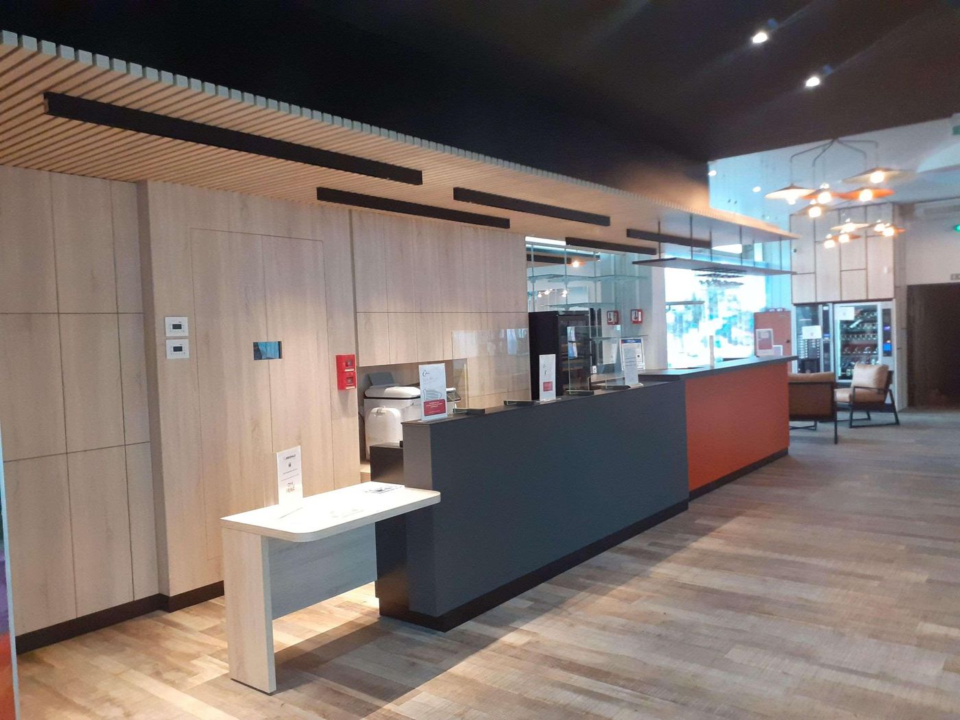 Inter-Hotel-Torcy-Lobby-10