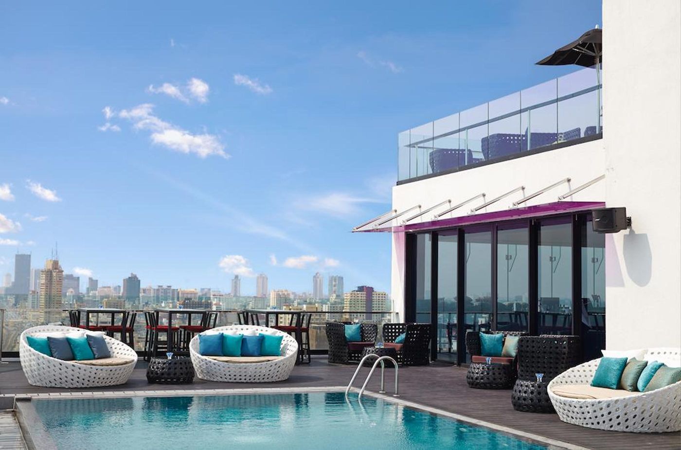 Radisson-Hotel-Colombo-Pool-2