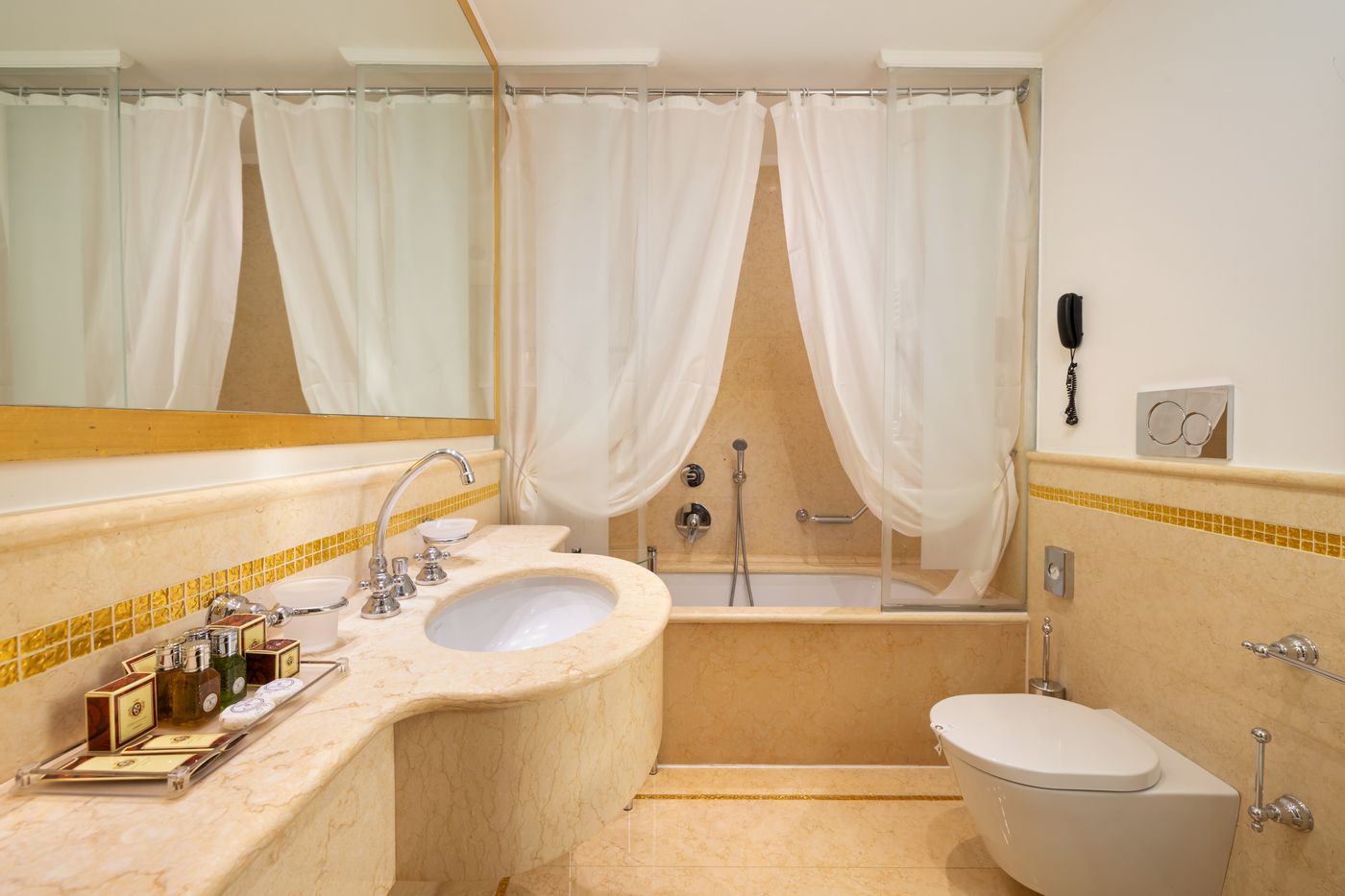 A-La-Commedia-Room-40