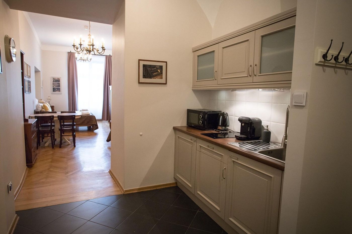 Scharffenberg-Apartments-Main-Square-Room-42