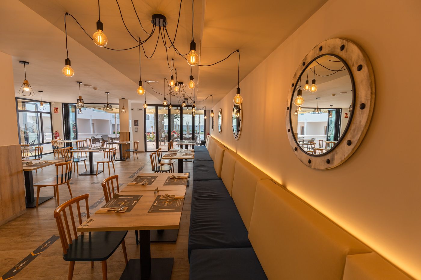 R2-Bahia-Kontiki-Beach-Aparthotel-Restaurant-42