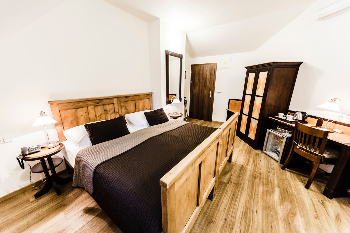 Archibald-at-the-Charles-Bridge-Room-25