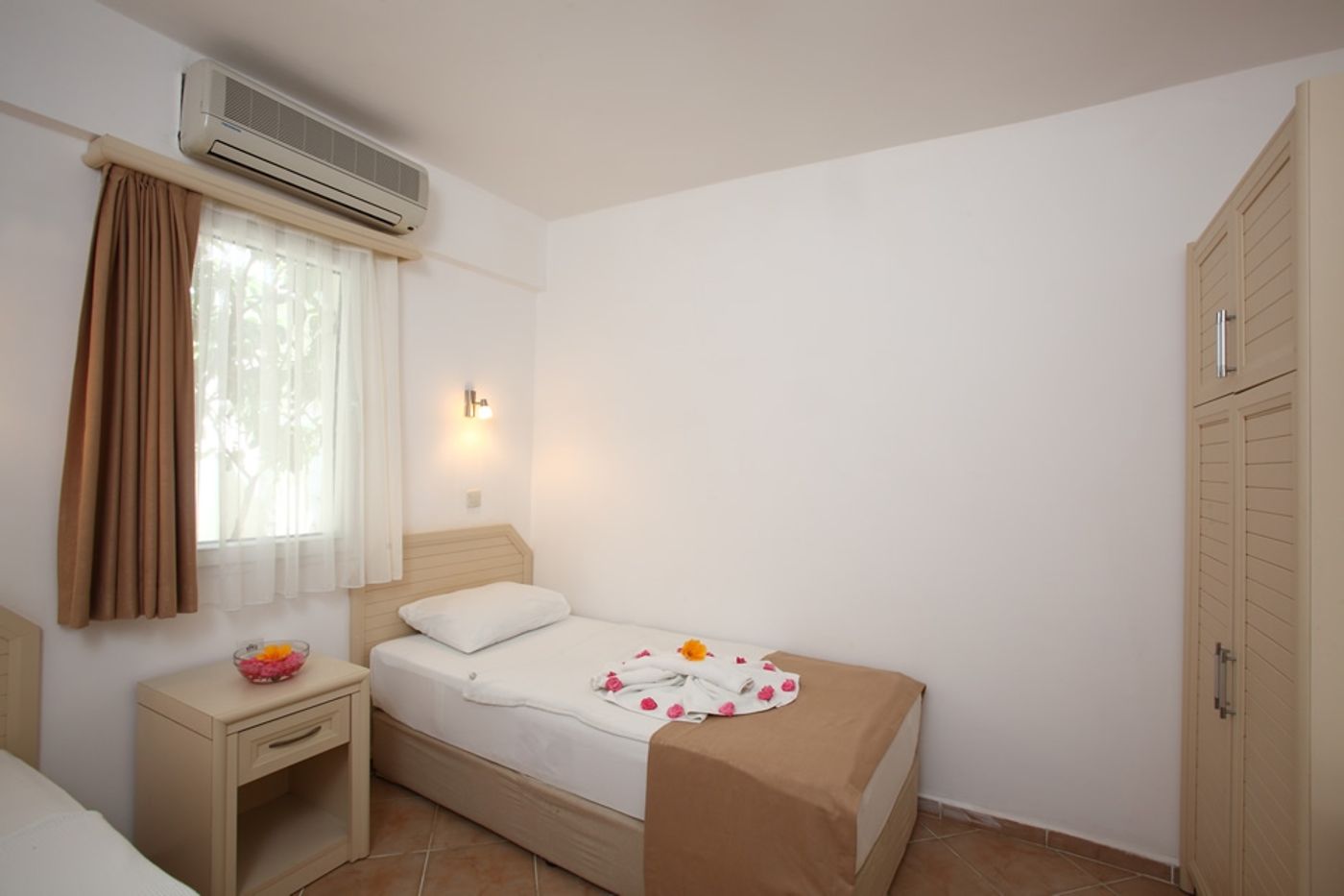 Summer-Garden-Apart-Room-15