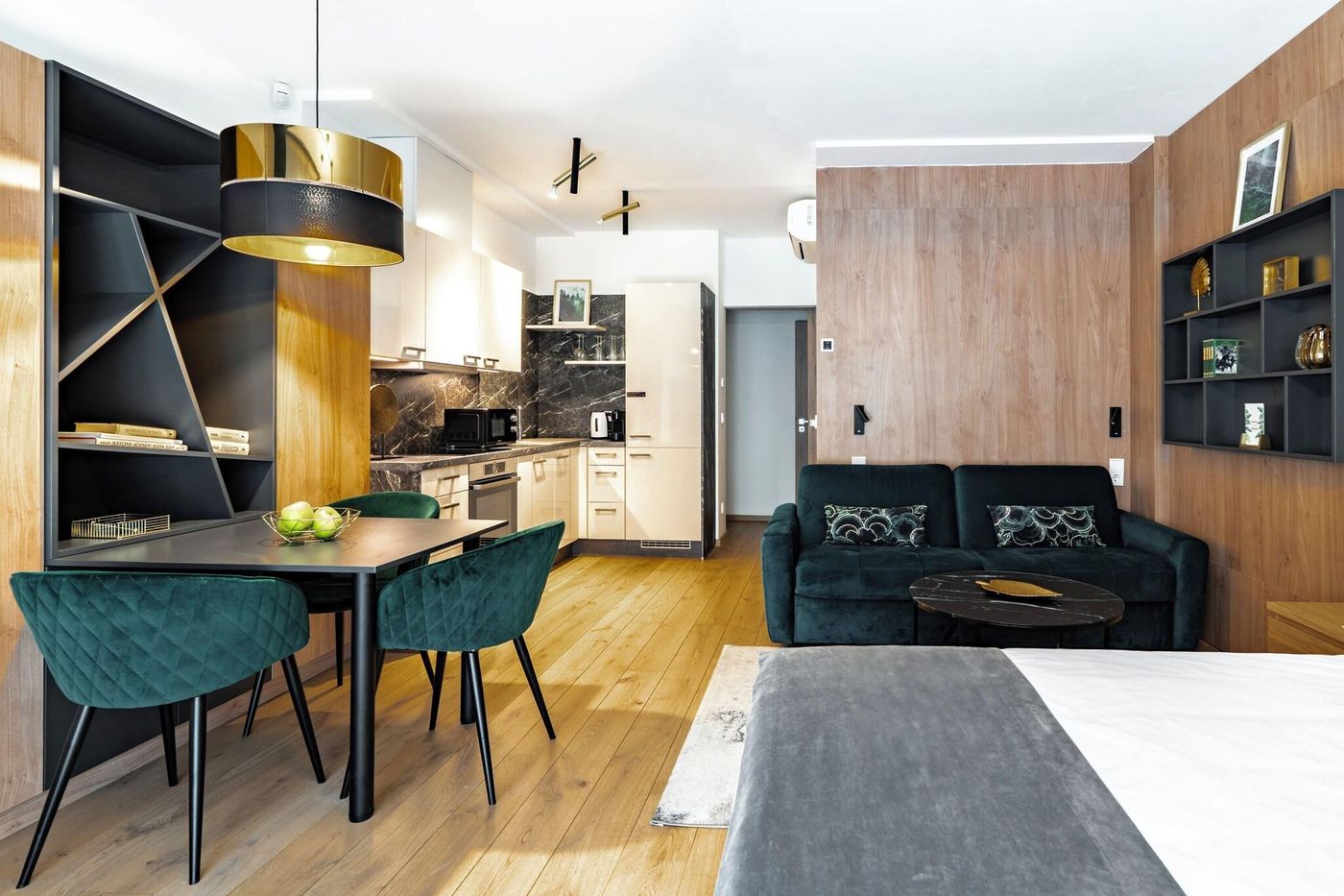 Hotel-Emerald---Suites-Room-8