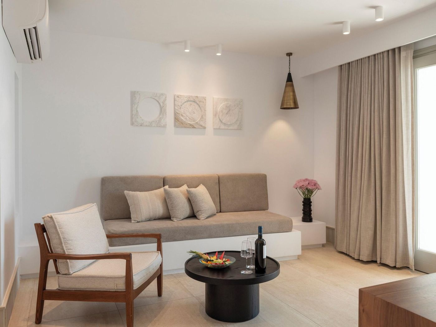 Santo-Maris-Oia--Luxury-Suites---Spa-Room-43