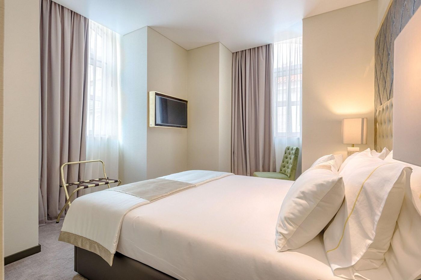 Meraprime-Gold-Design-Hotel-Room-26