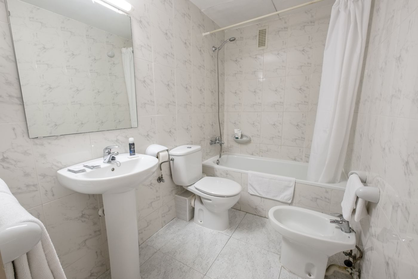 California-Apartments-III-Y-IV-Room-19