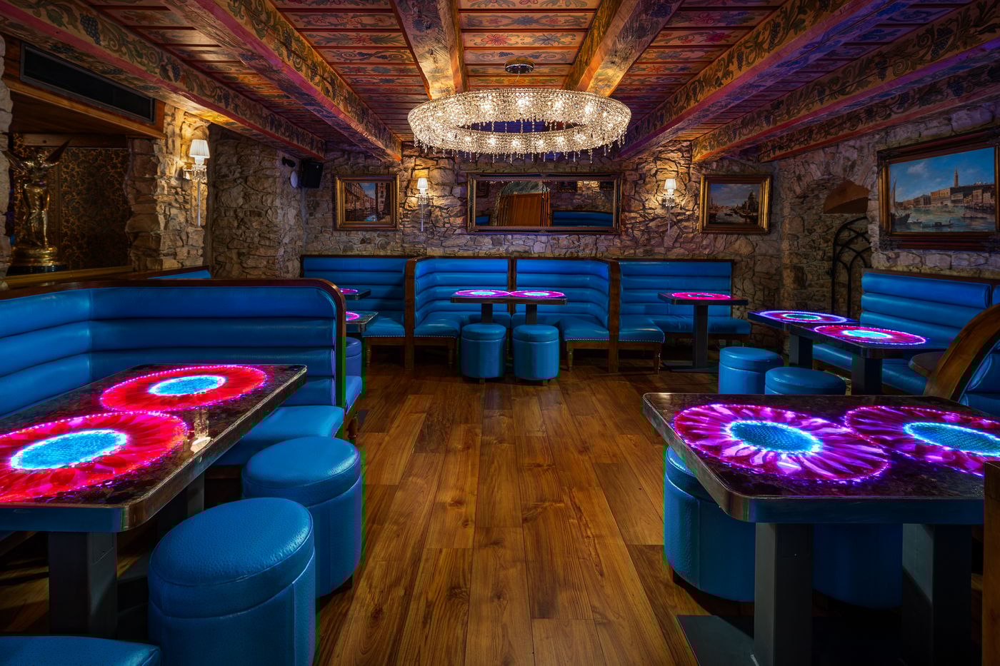 Hotel-U-Zlateho-Stromu-Prague-by-BHG-Bar-24