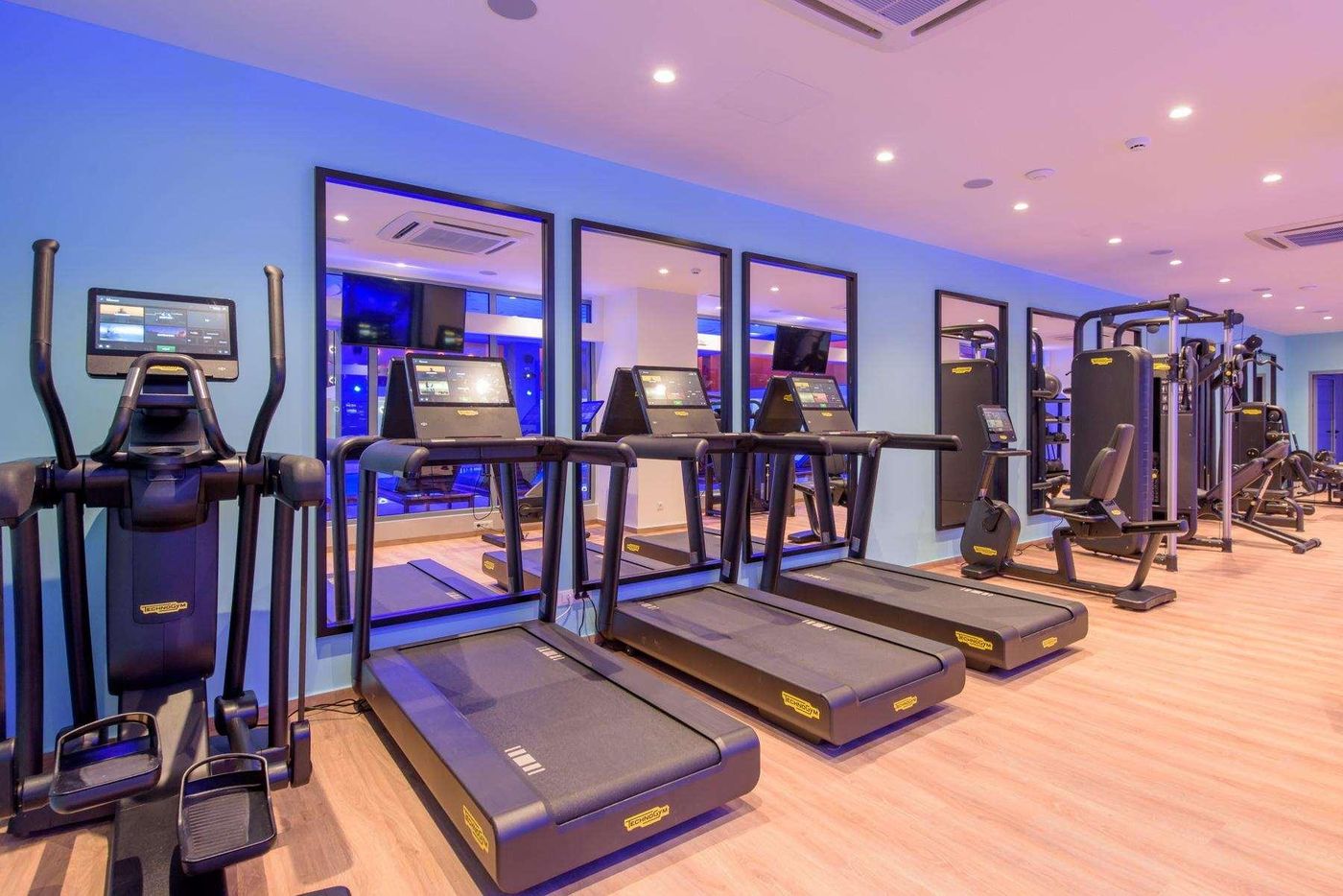 Arina-Beach-Hotel-Sports-and-Entertainment-70