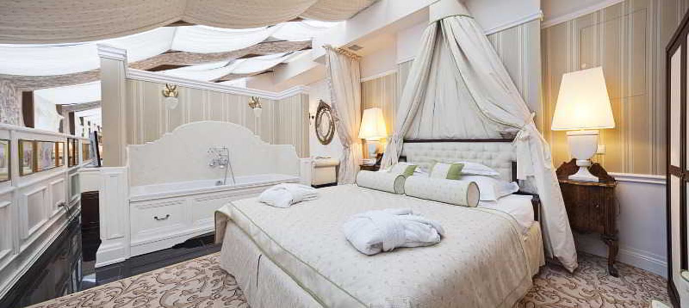 The-Bonerowski-Palace-Room-25