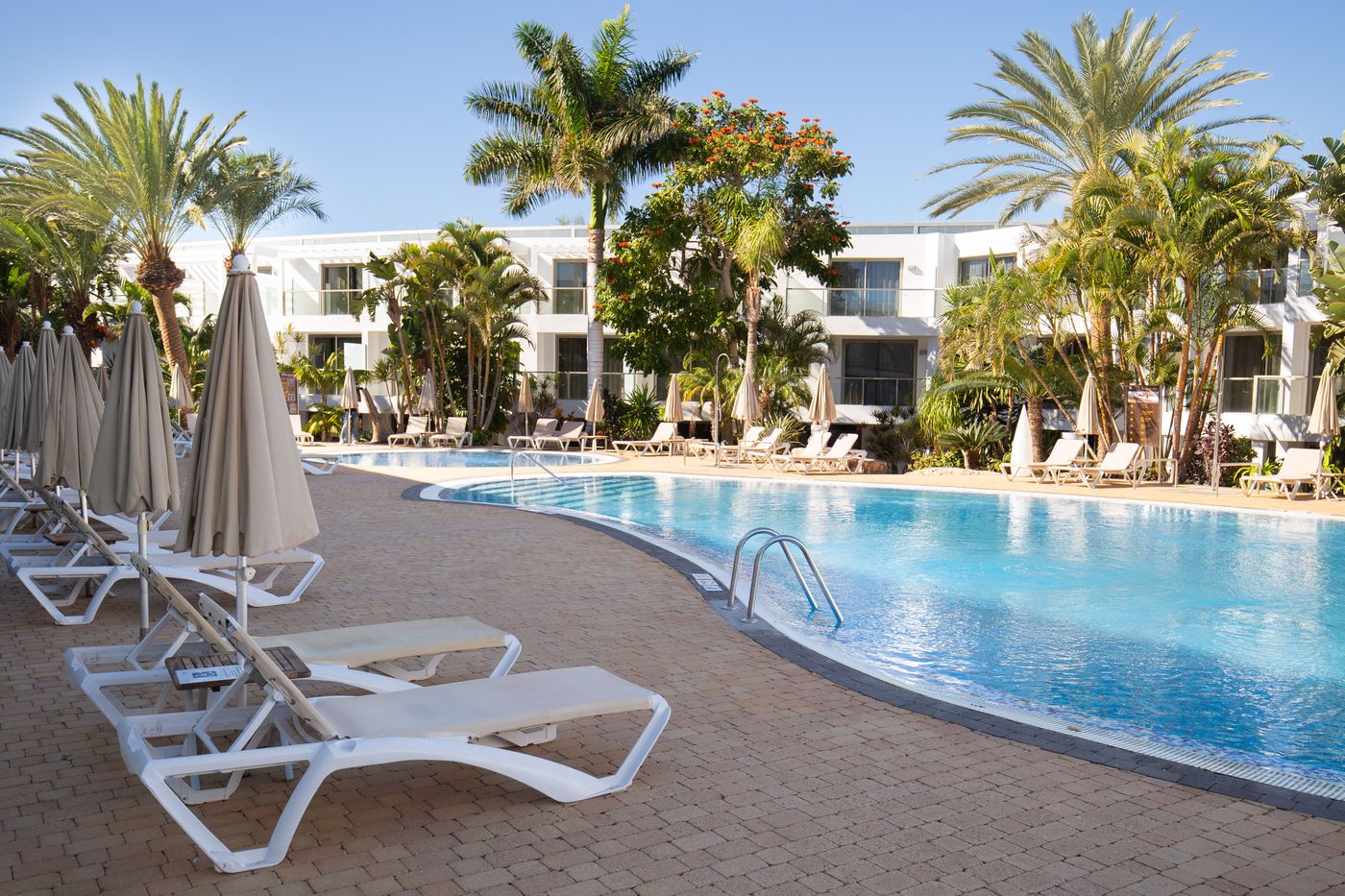 R2-Bahi-a-Design-Hotel---Spa-Wellness---Adult-Only-Pool-1