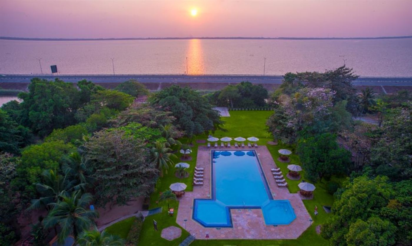 Vivanta-Colombo-Airport-Garden-Pool-4