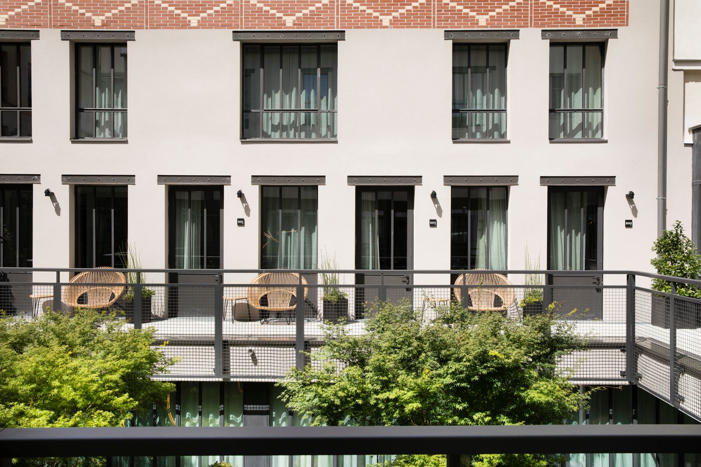 Les-Deux-Girafes-Terrace-1