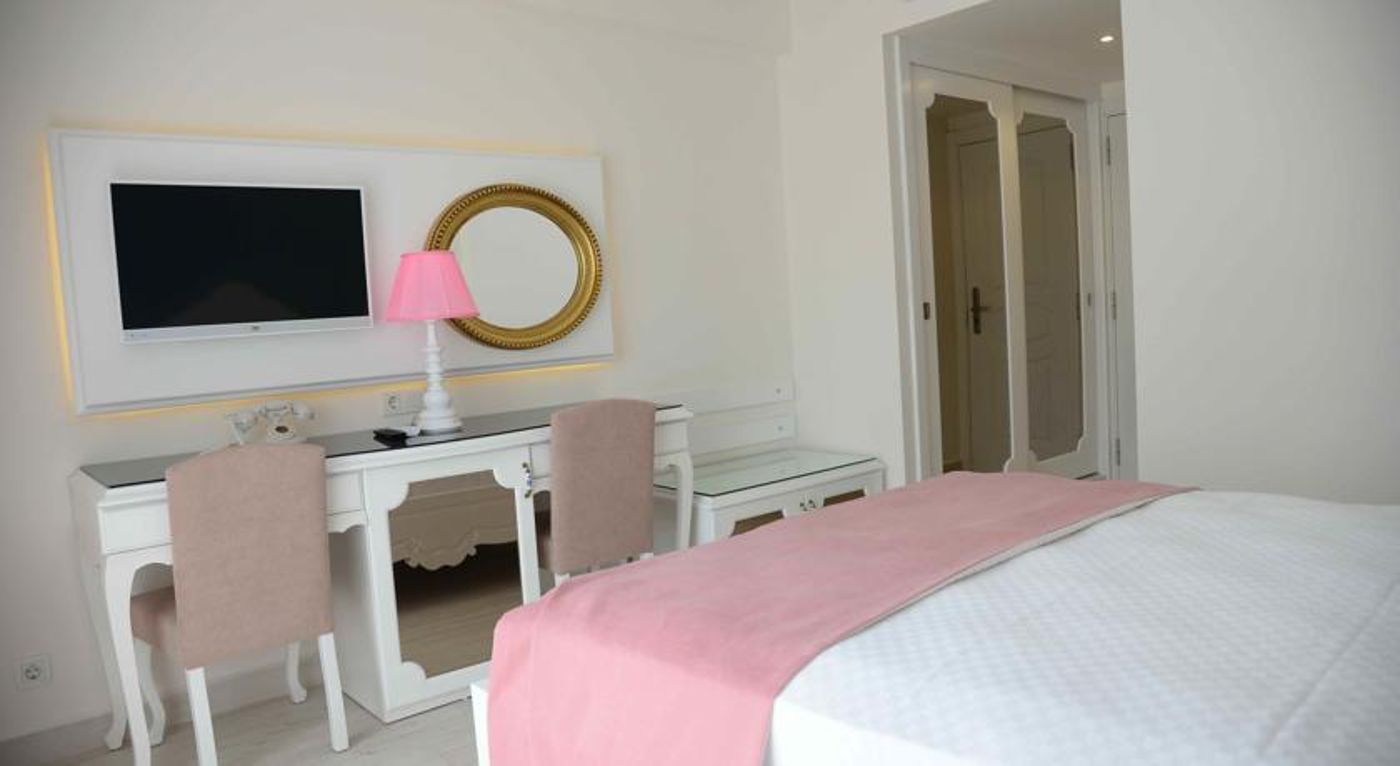 Montebello Deluxe Hotel