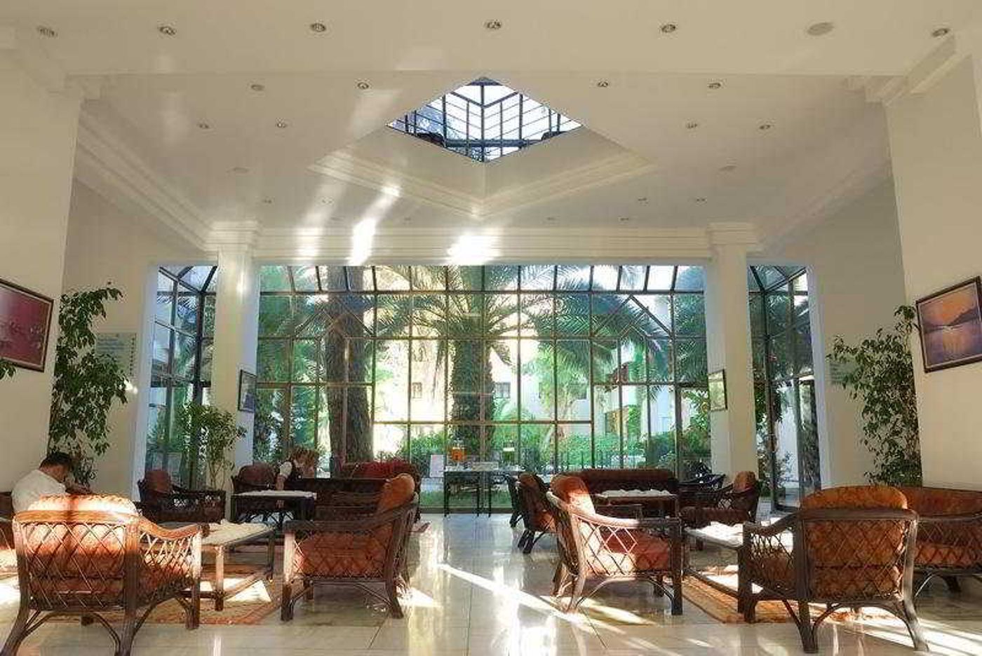 Majesty-Club-La-Mer-Art-Lobby-17