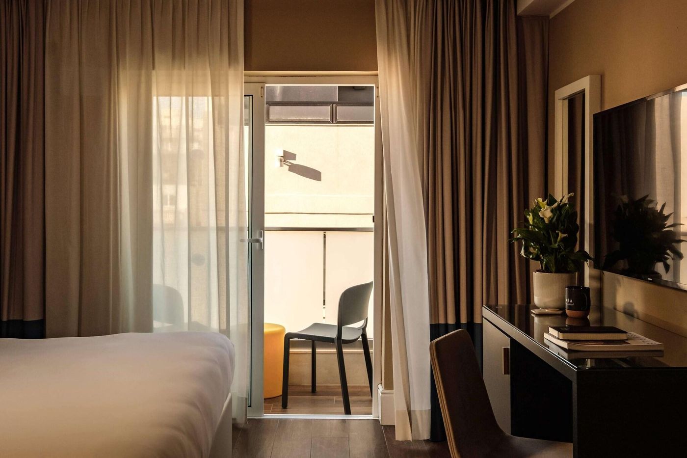 Hotel-115-The-Strand-Hotel-and-Suites-Room-31