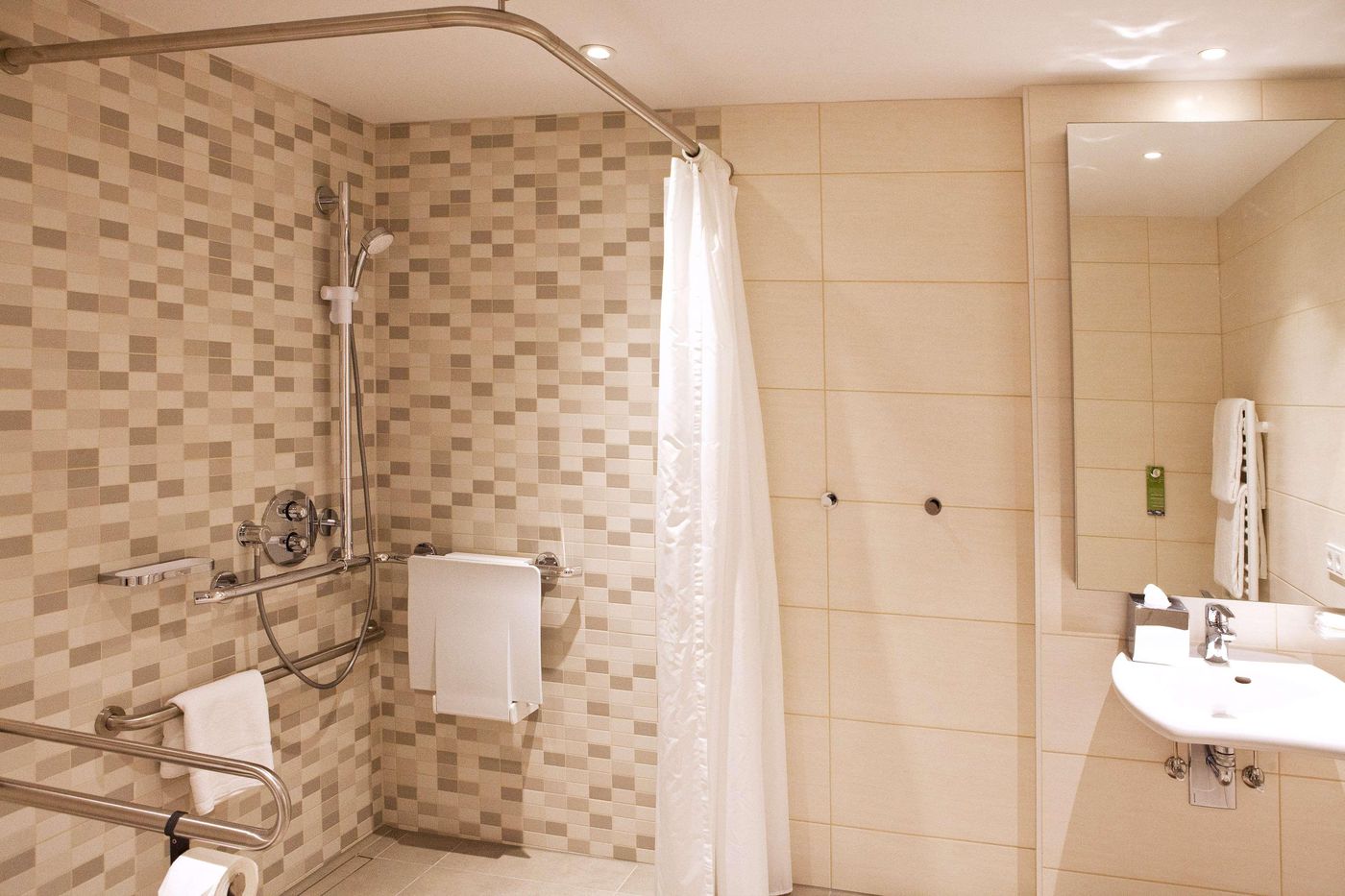 Hampton-by-Hilton-Berlin-City-East-Side-Gallery-Room-20