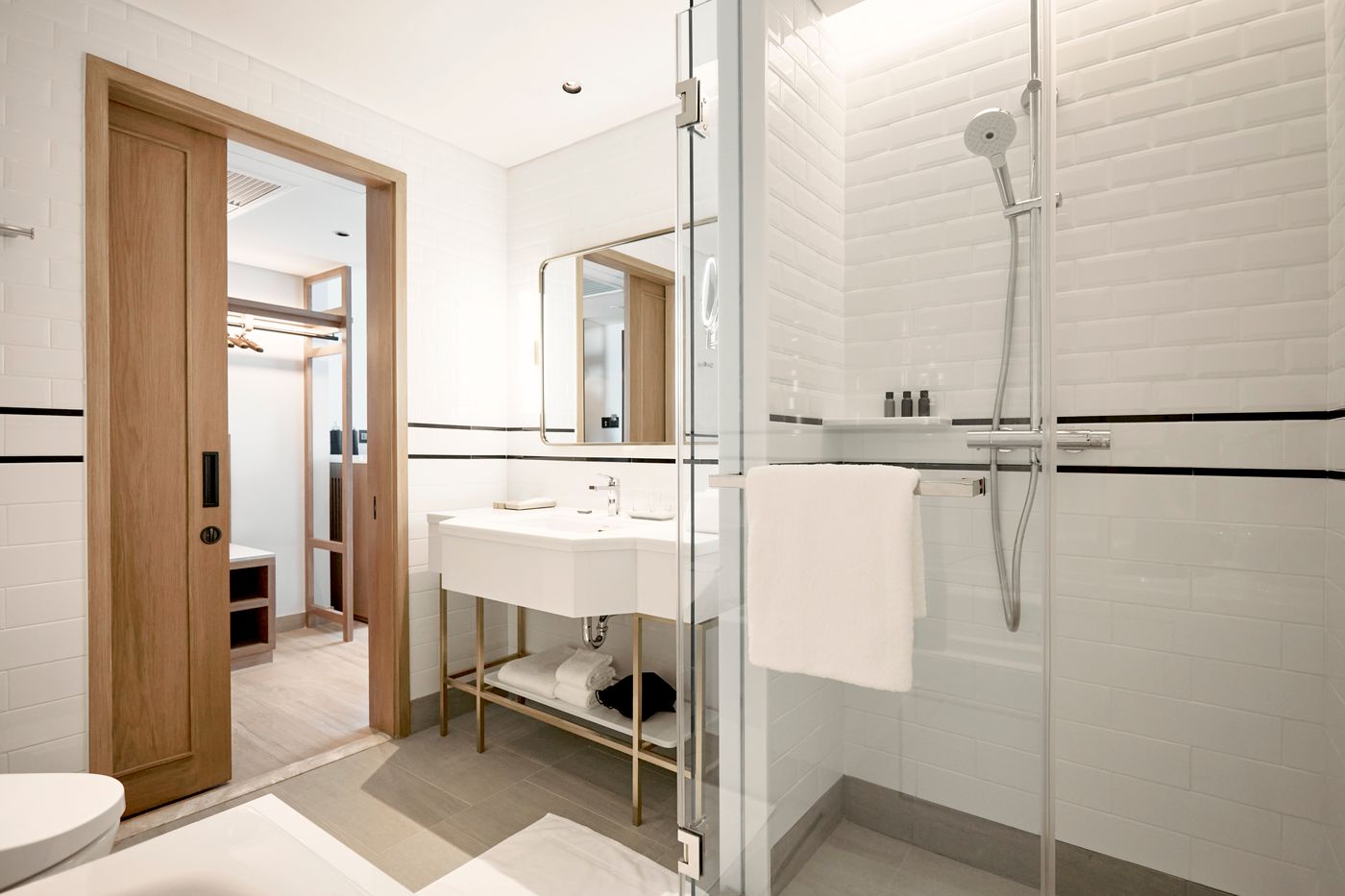 Montien-Hotel-Surawong-Room-44