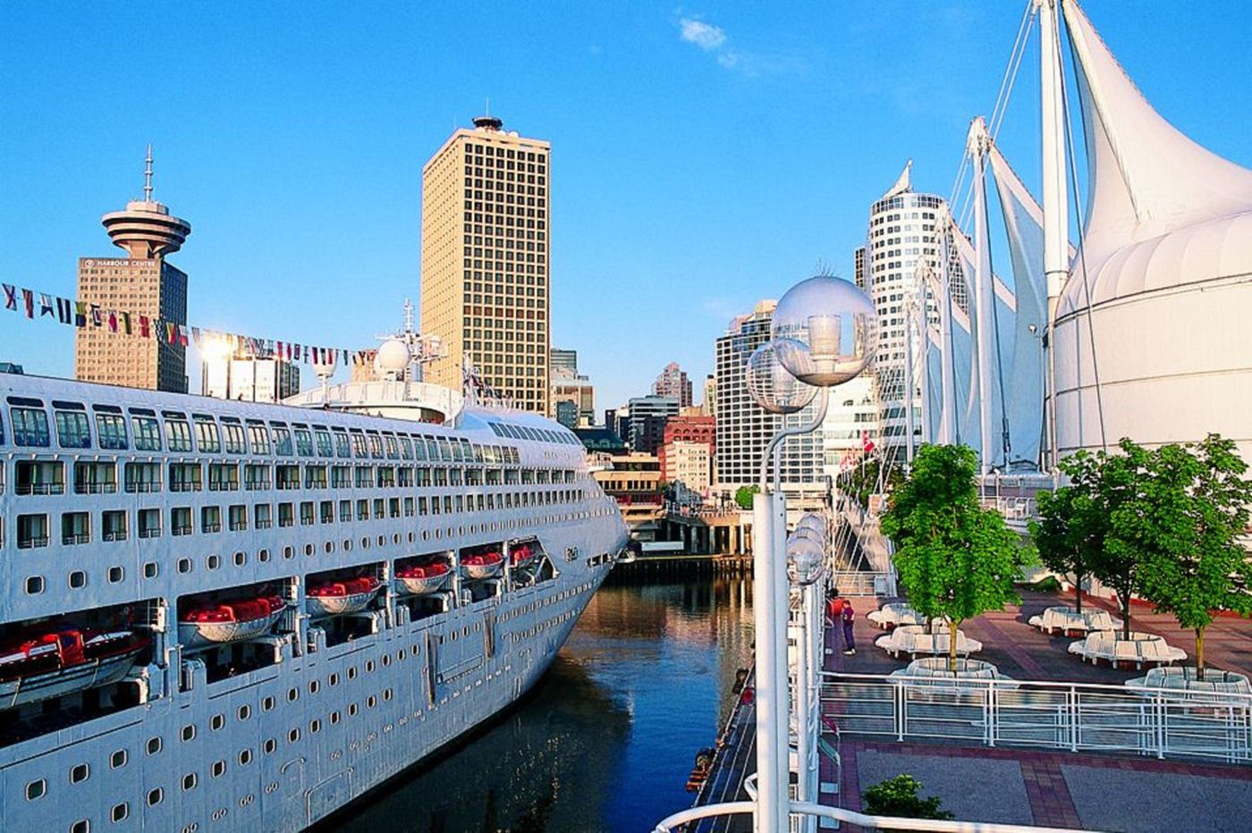 Holiday-Inn---Suites-North-Vancouver-General-view-6