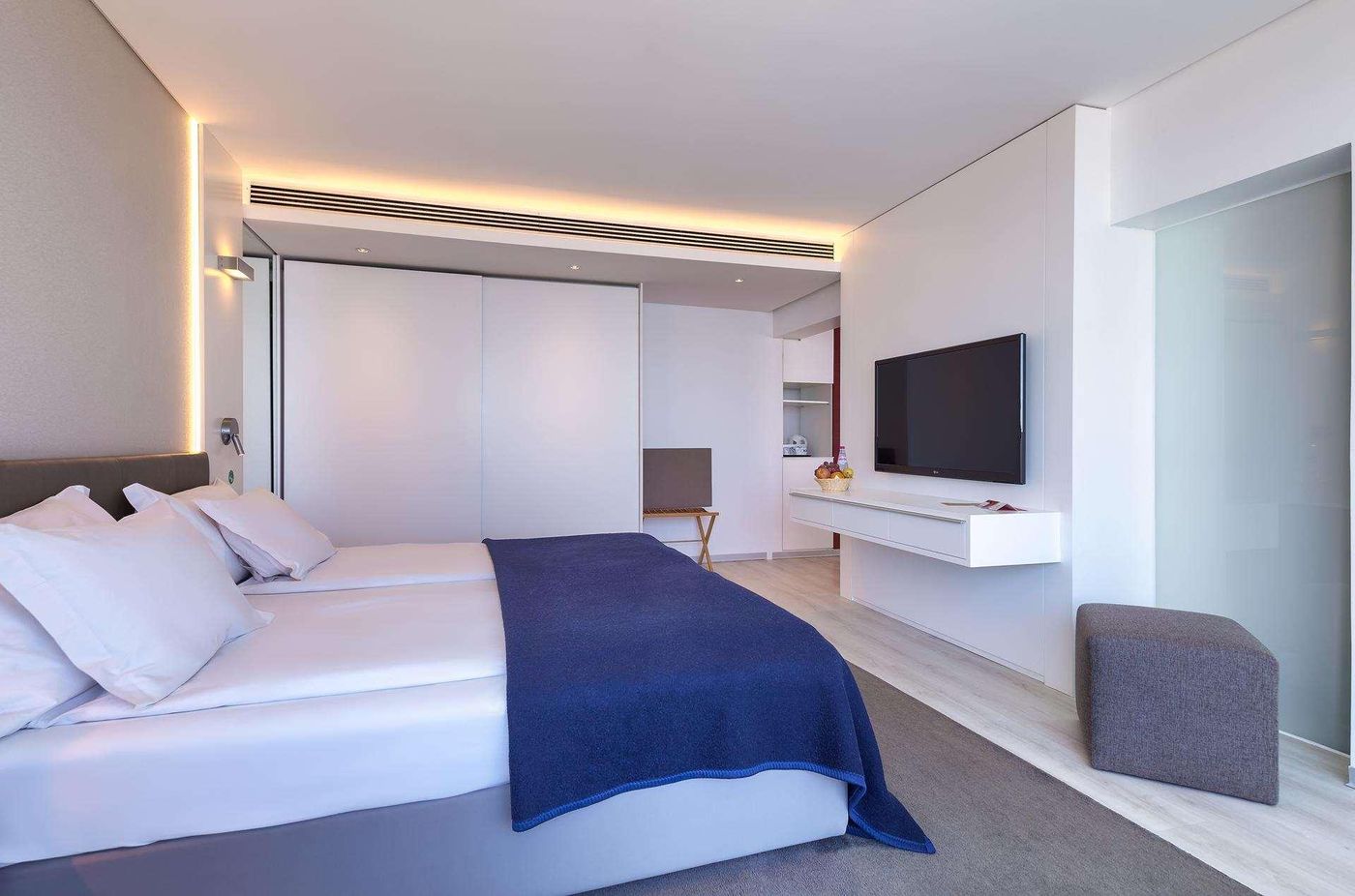 The-Views-Monumental-Room-26