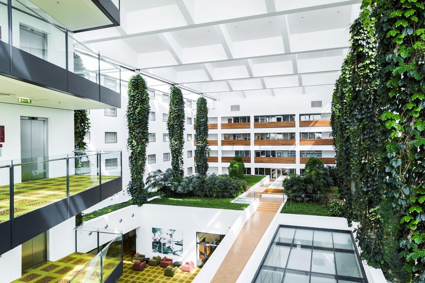 Courtyard-Prague-Airport-Lobby-3