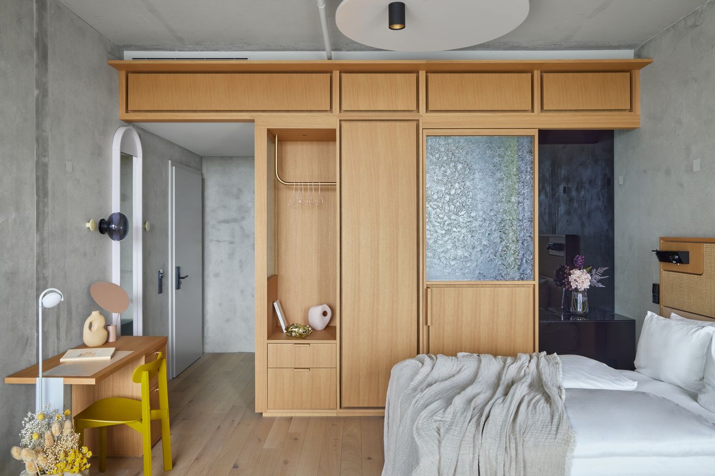 Locke-at-East-Side-Gallery--Friedrichshain-Room-11