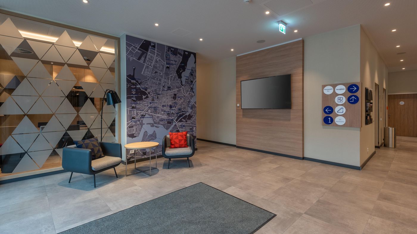 Holiday-Inn-Express-and-Suites-Potsdam-Lobby-7