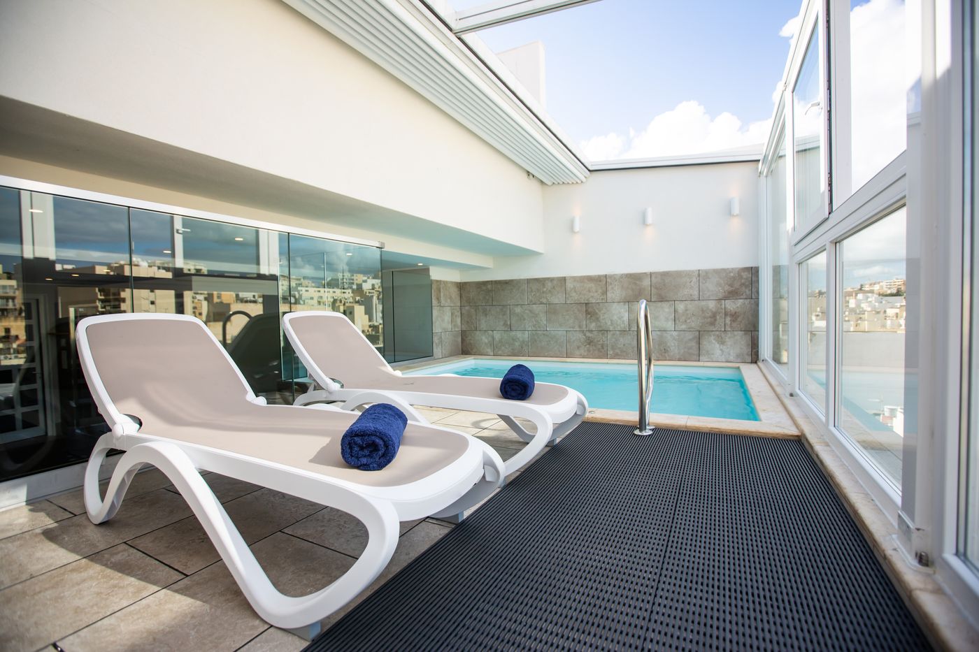 Hotel-115-The-Strand-Hotel-and-Suites-Pool-44