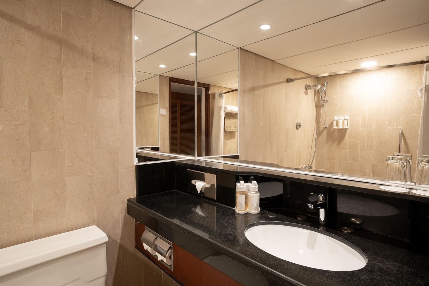 Holiday-Inn-Golden-Mile-Hong-Kong-Room-32