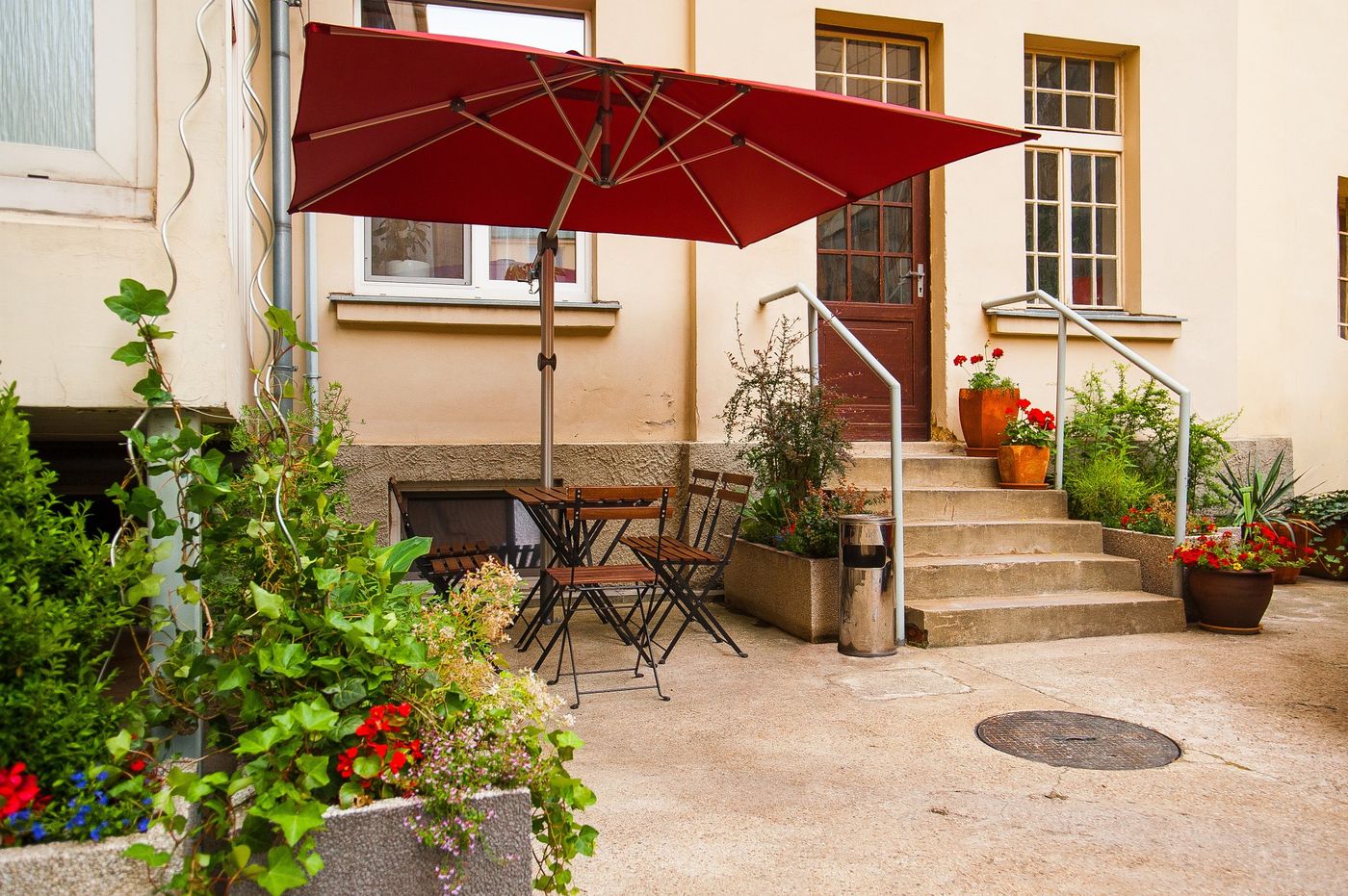 Cloister-Inn-Terrace-3