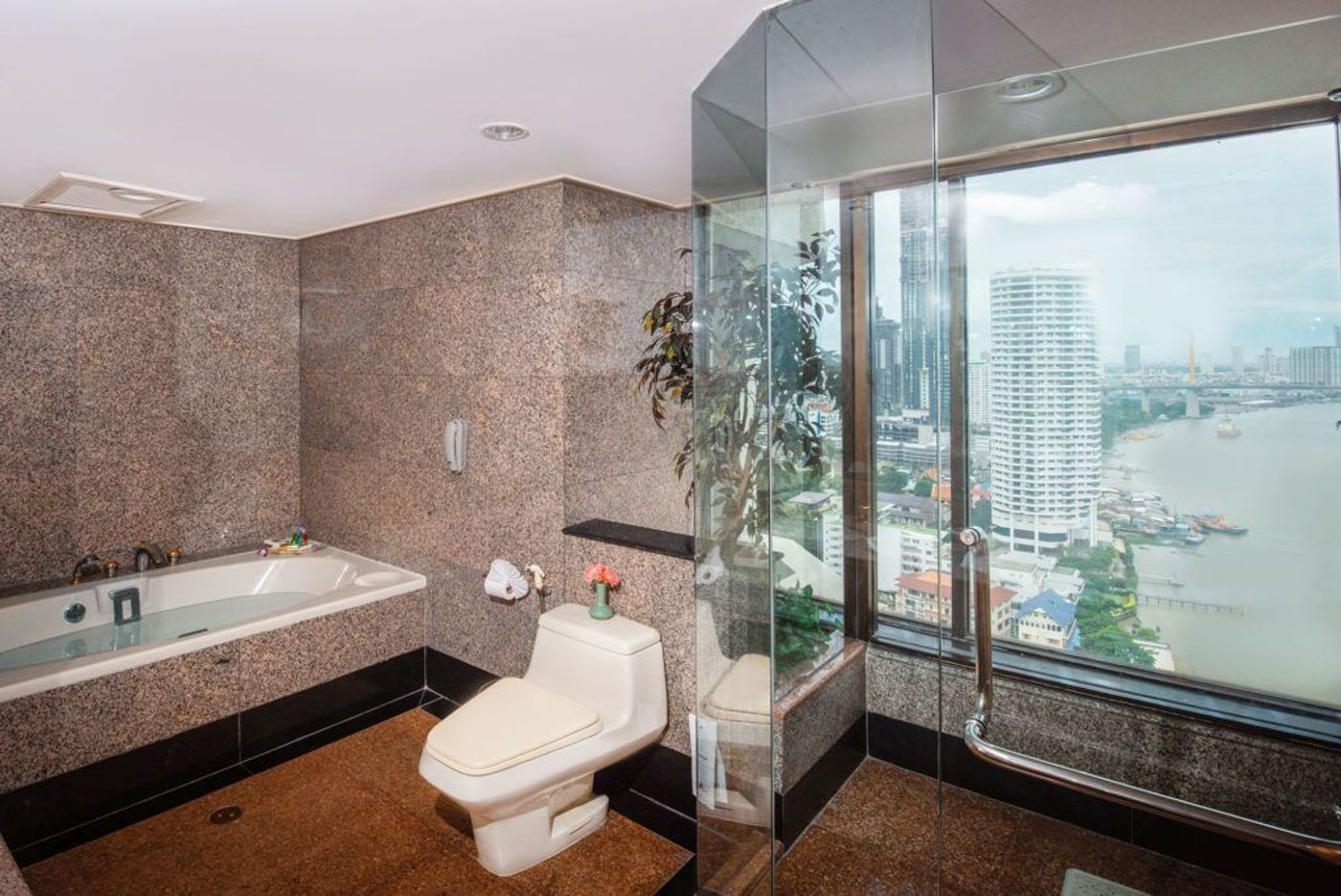 Montien-Riverside-Bangkok-Hotel-Room-53