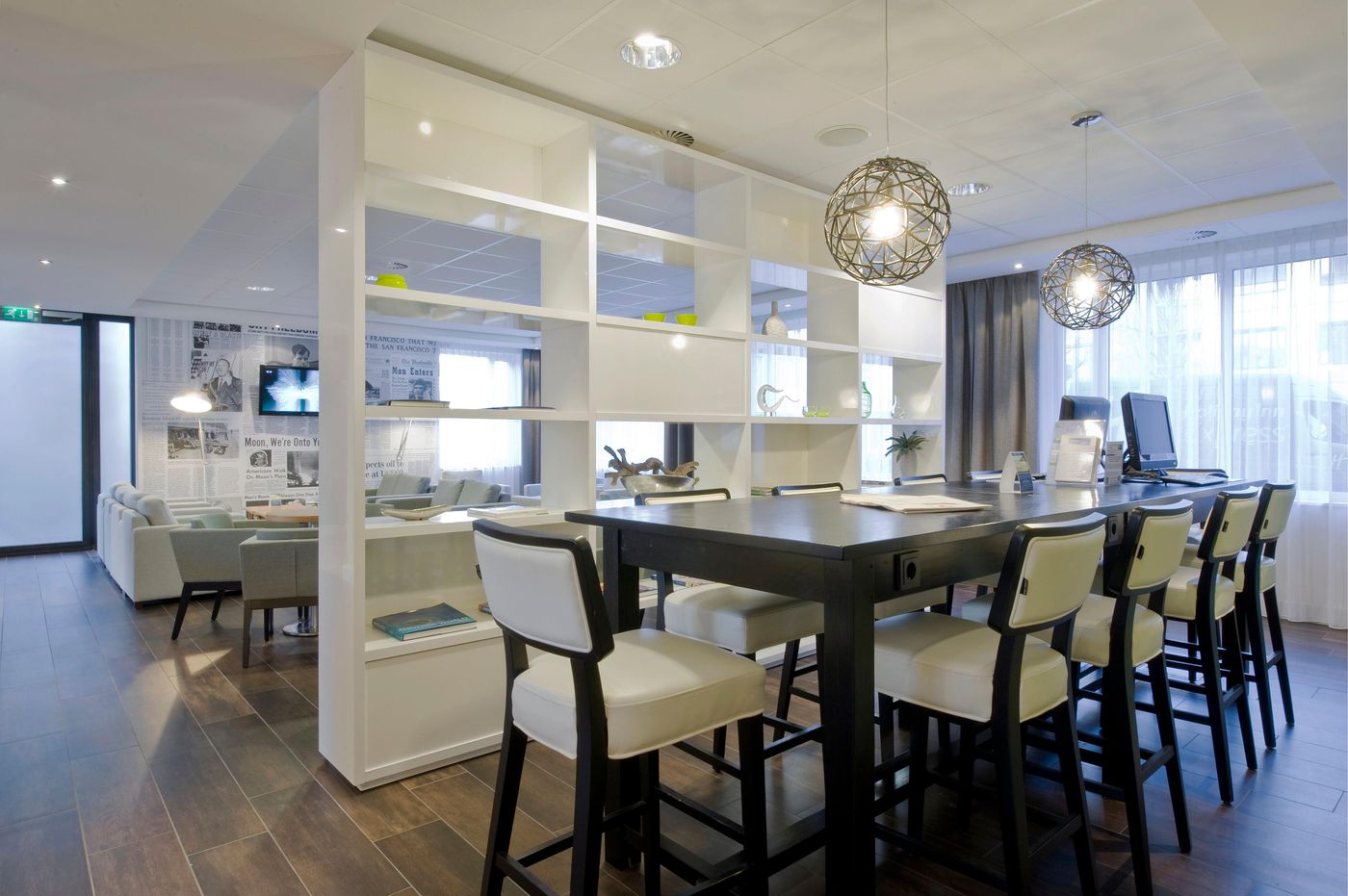 Holiday-Inn-Express-Amsterdam-Schiphol-Lobby-15