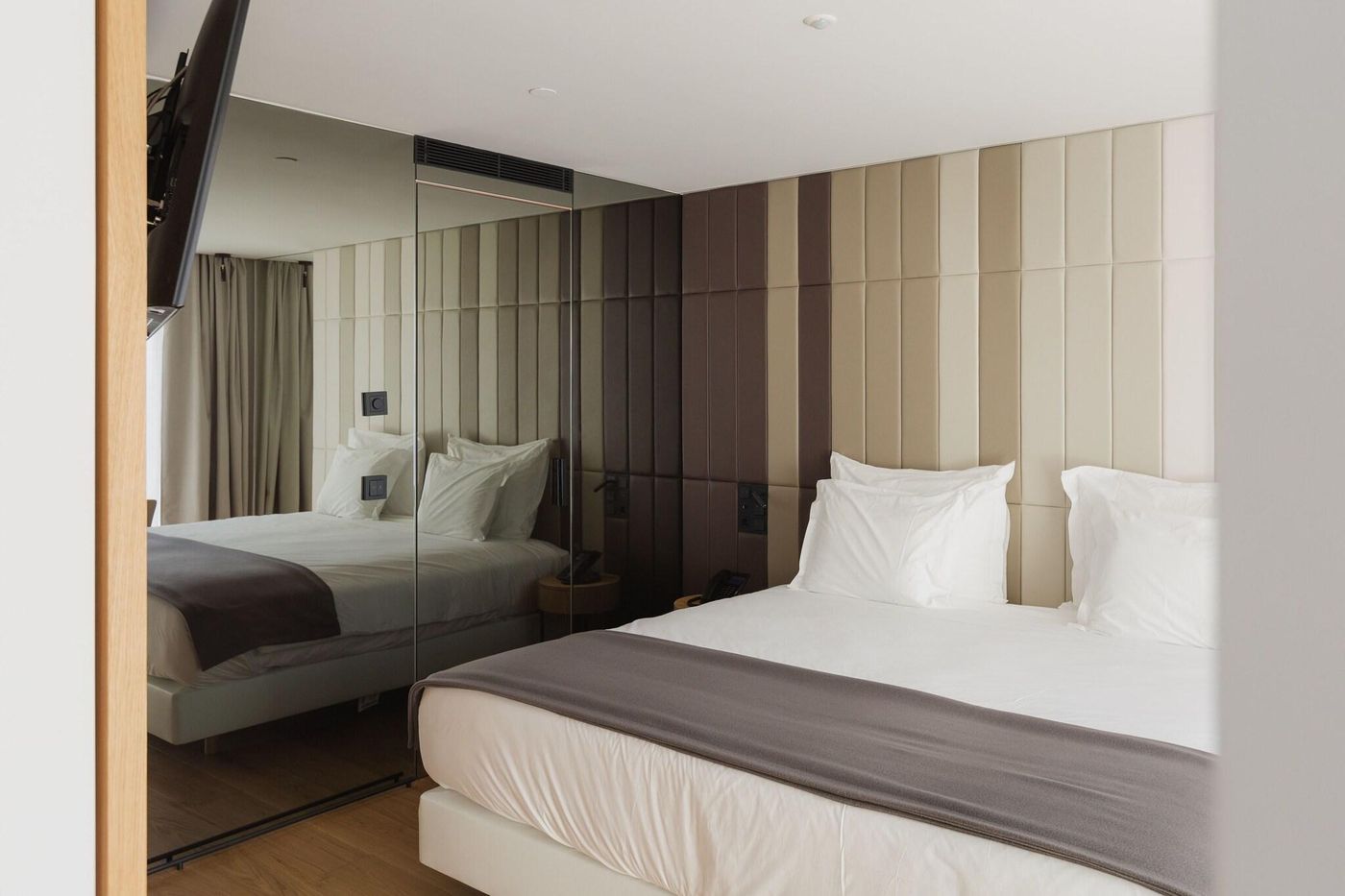 Lumen-Hotel-and-The-Lisbon-Light-Show-Room-19