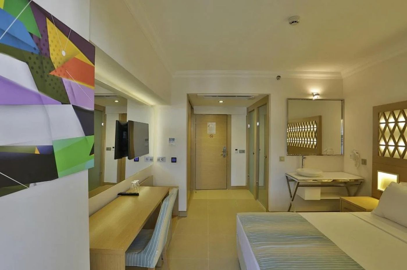 Aurasia Deluxe Hotel