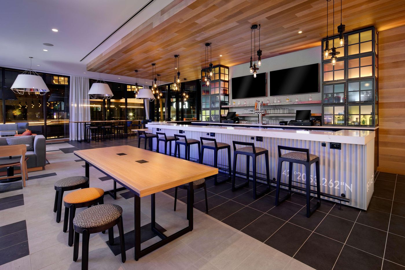 Hyatt-Place-Boston-seaport-district-Bar-20