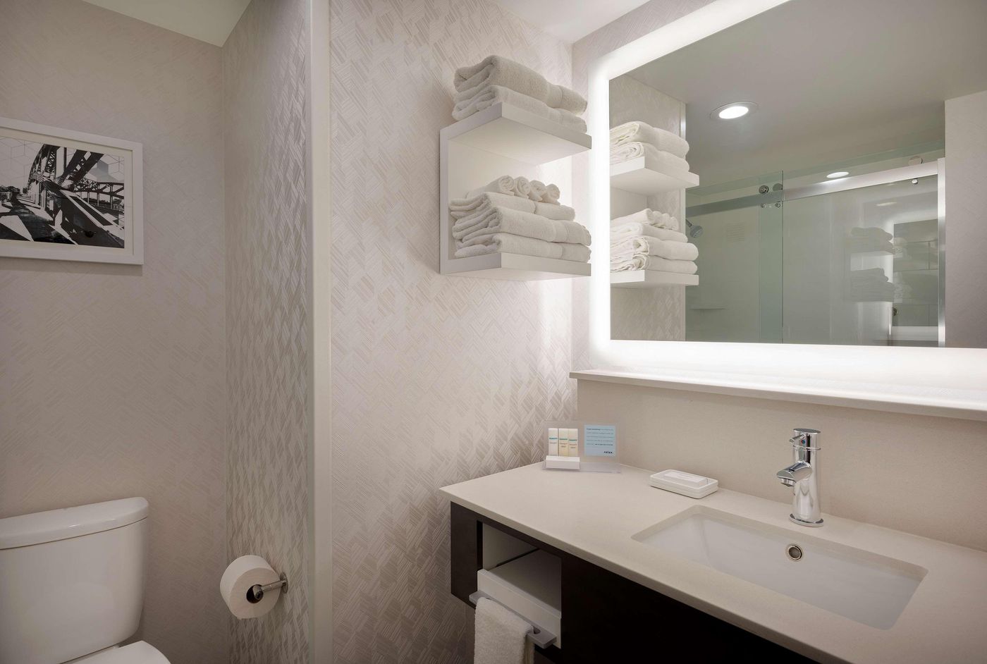 Hampton-Inn-Boston-Cambridge-Room-22