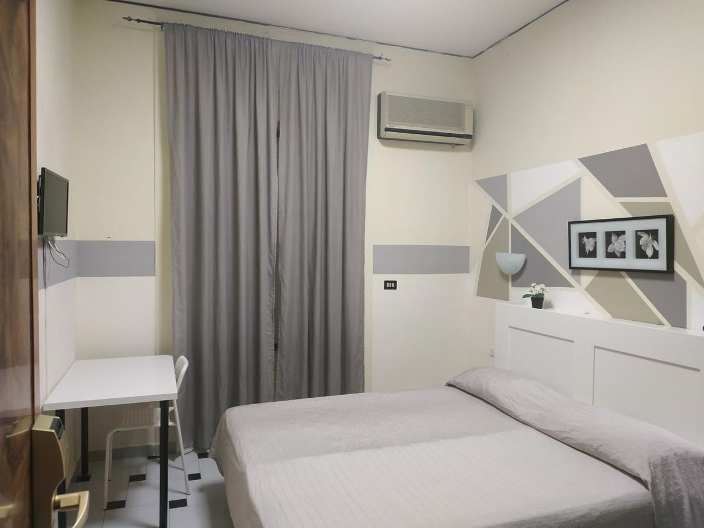 Luna Rossa - Italy - NAPLES (NAPOLI)  - Room - 9