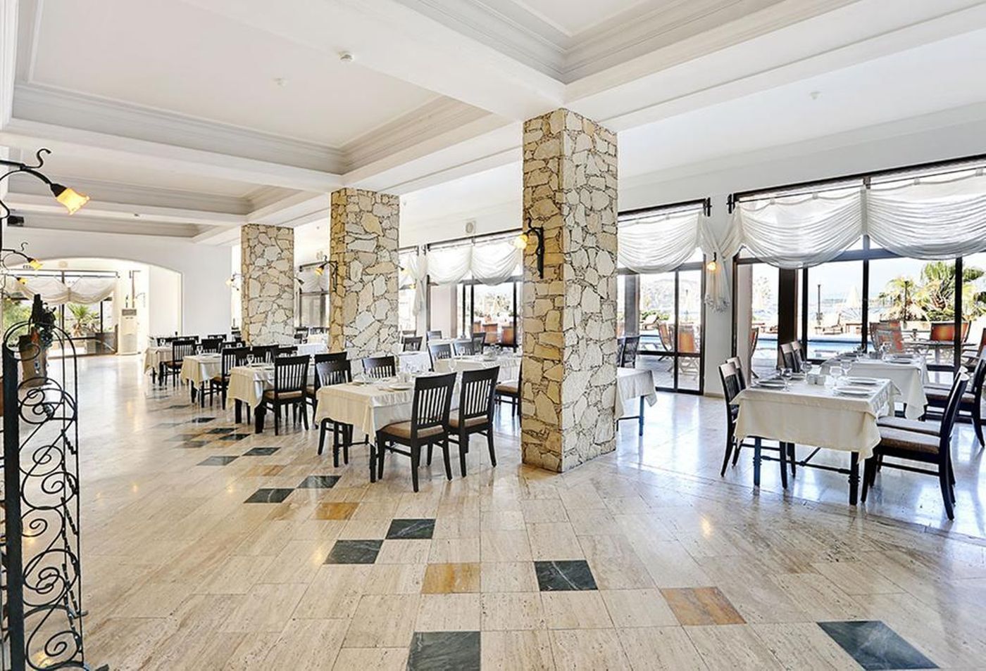 Suhan-Seaport-Hotel-Restaurant-27