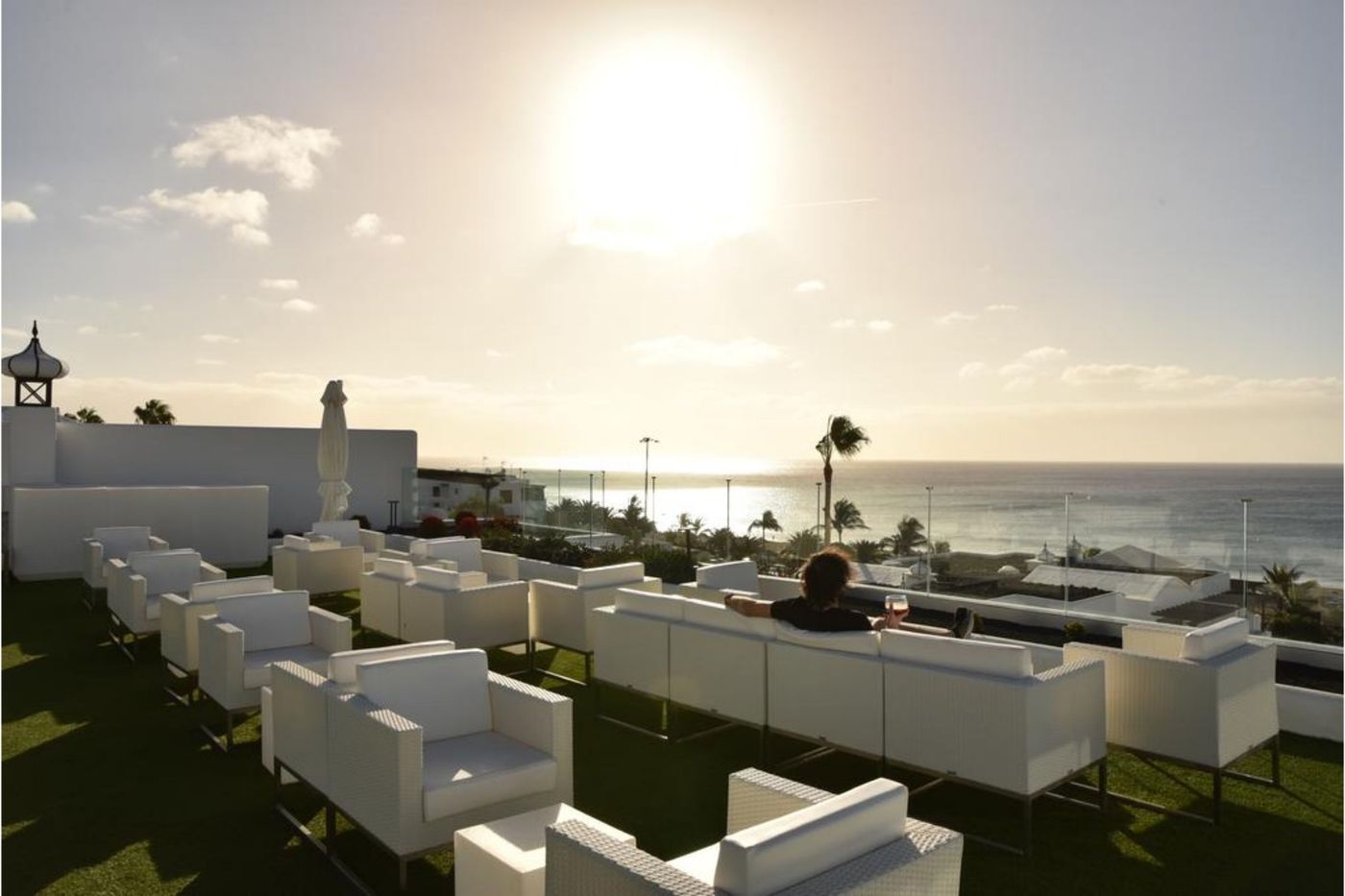 R2-Bahia-Kontiki-Beach-Aparthotel-Terrace-19