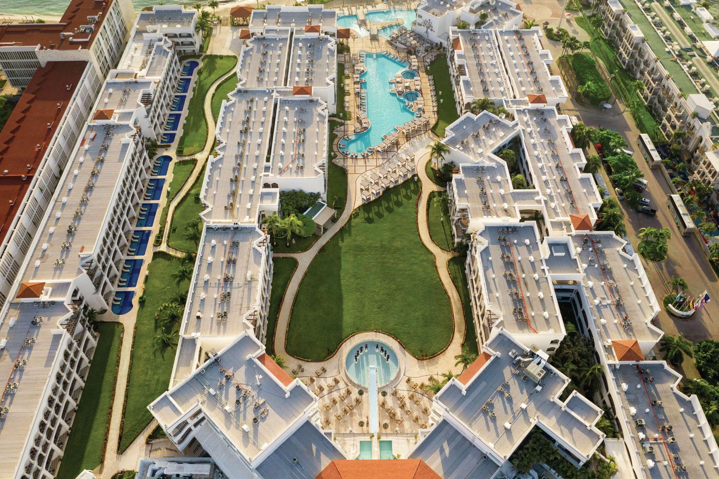 Hilton-Playa-del-Carmen-All-inclusive--The-Royal--General-view-3