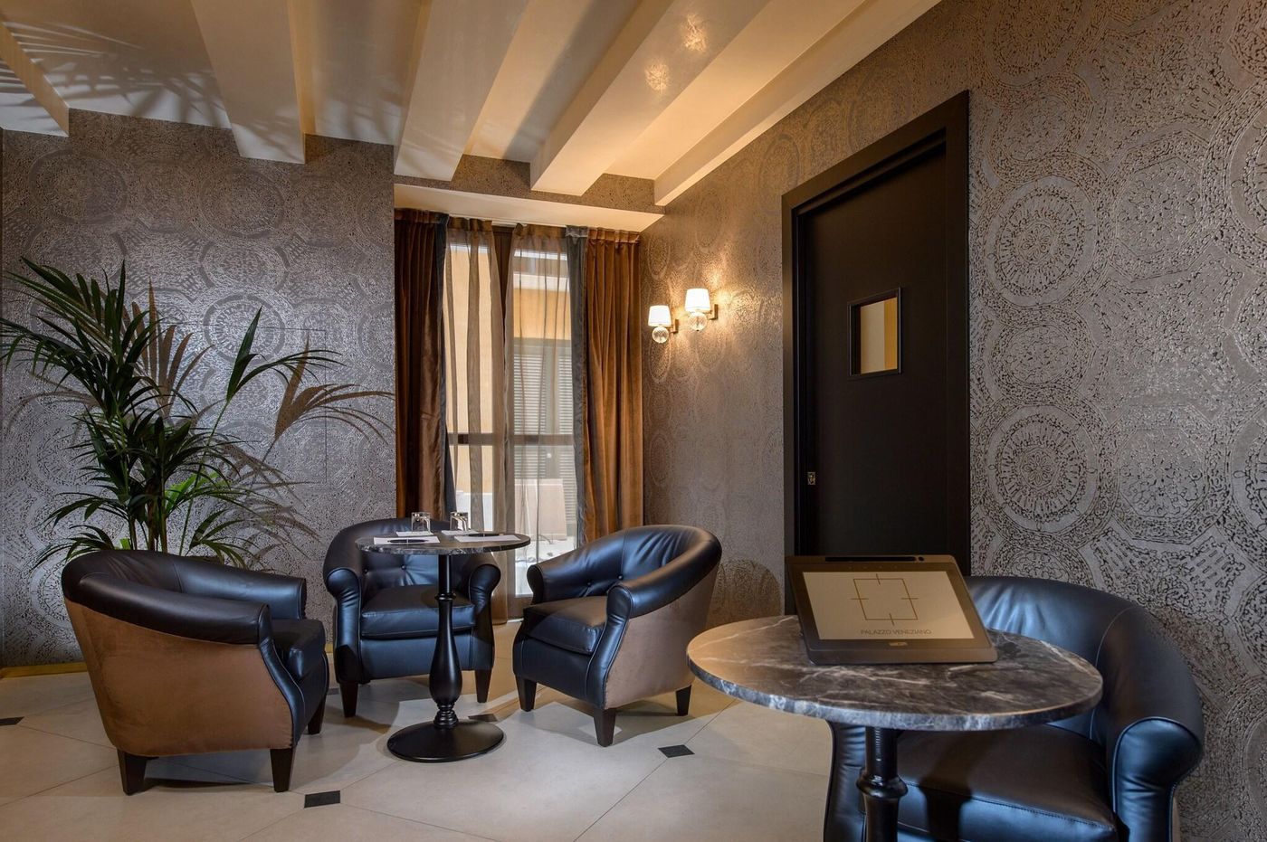 Palazzo-Veneziano-Lobby-6