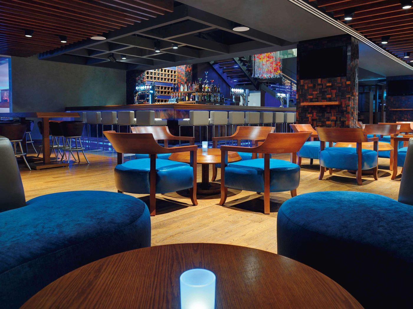 Movenpick-Hotel-Jumeirah-Lakes-Towers-Bar-29