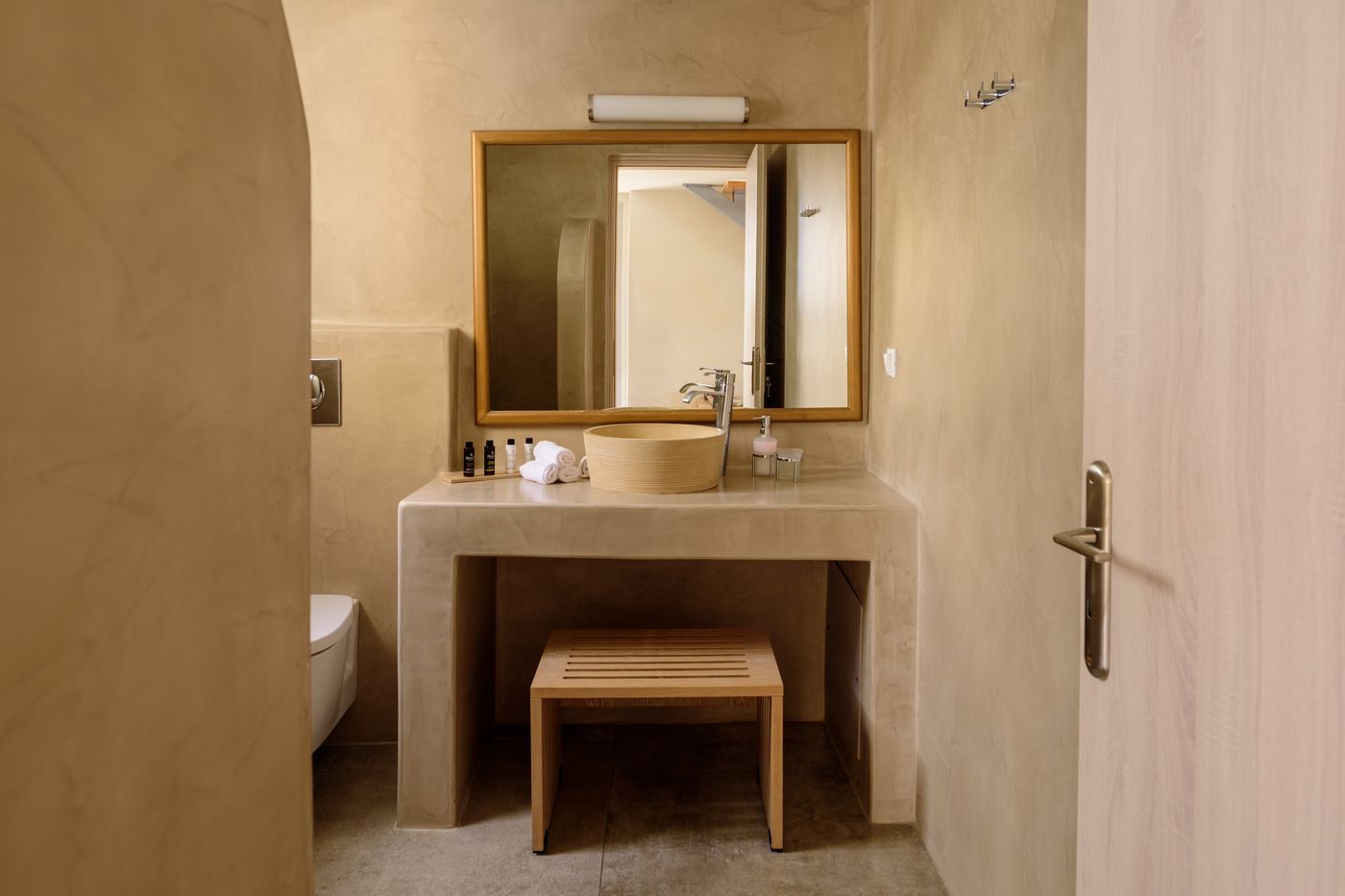 Aliter-Suites-Room-42