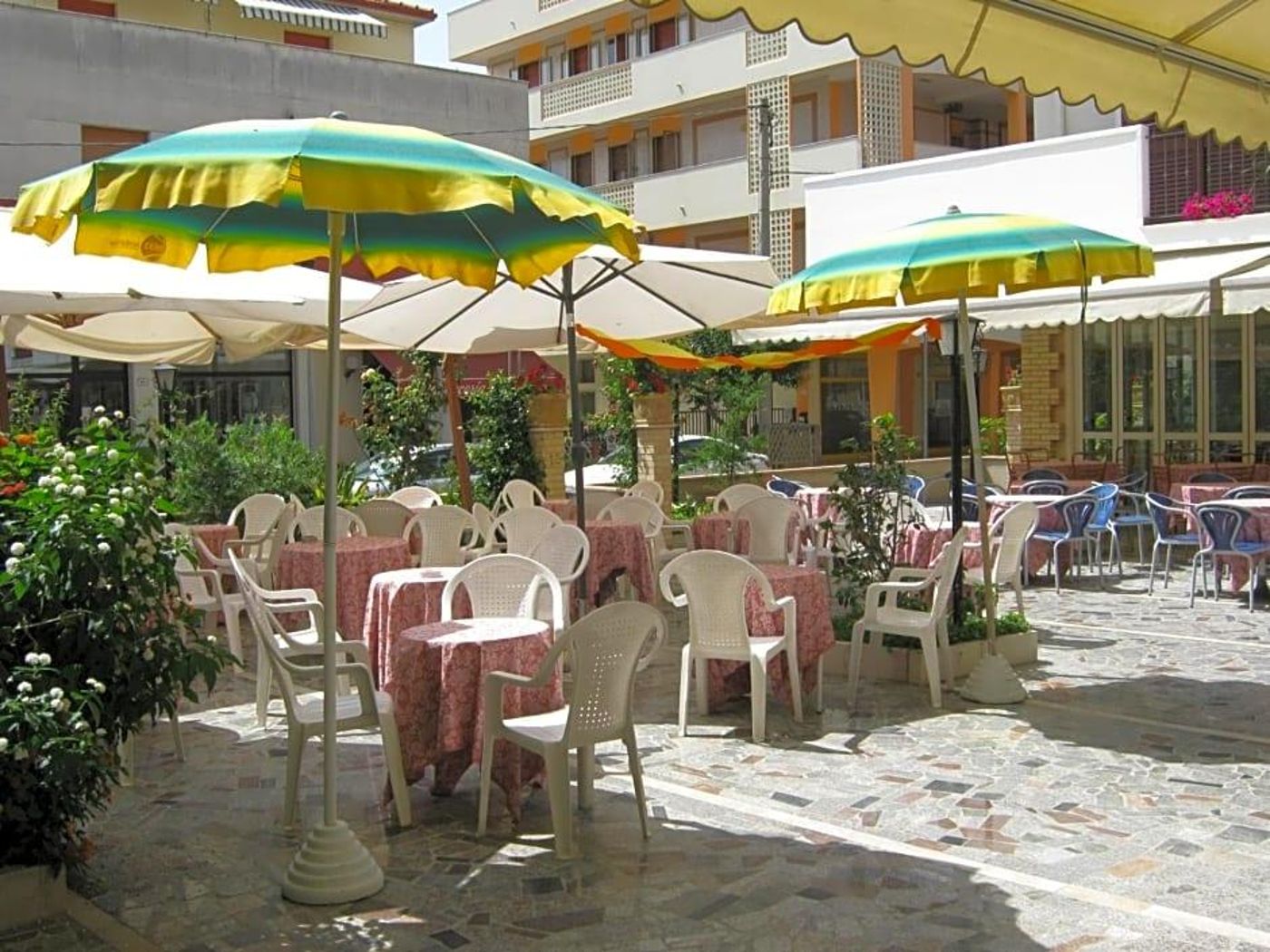 Hotel-Blurelda-Lobby-4